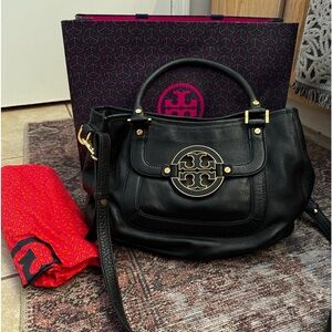 Tory Burch Amanda Leather Tote. Comes with dust bag, and crossbody strap.